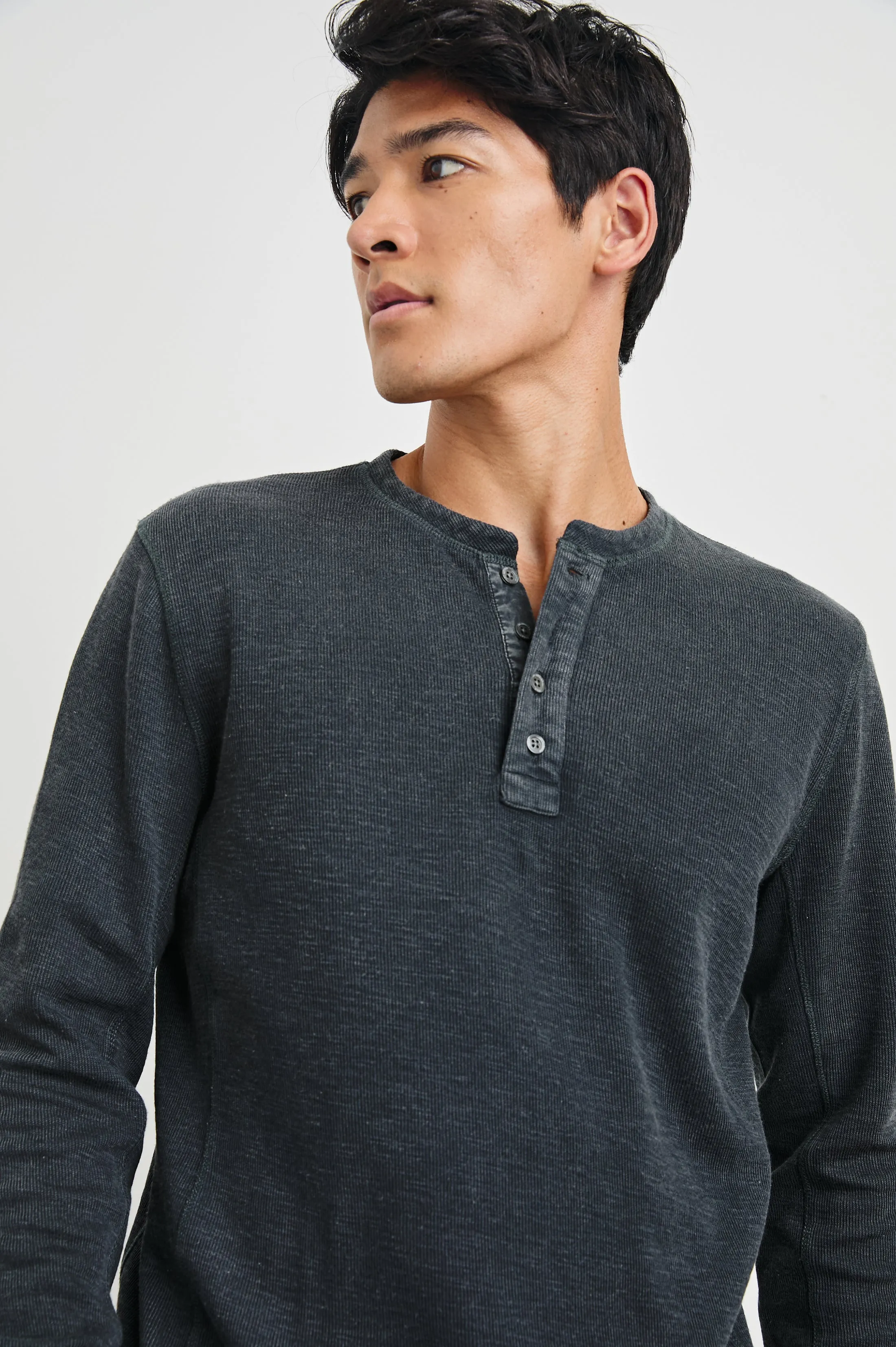 SOTO HENLEY - WASHED BLACK